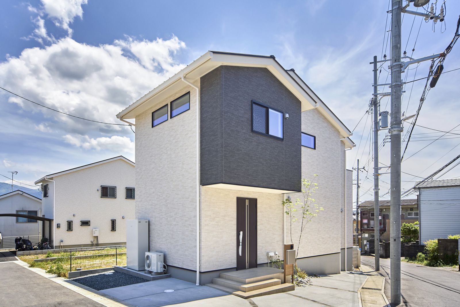 8号棟 外観と玄関アプローチ
