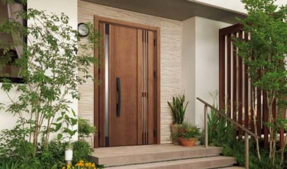 玄関ドアのリフォーム費用はどれくらい？使える補助金と費用を抑えるポイントを解説