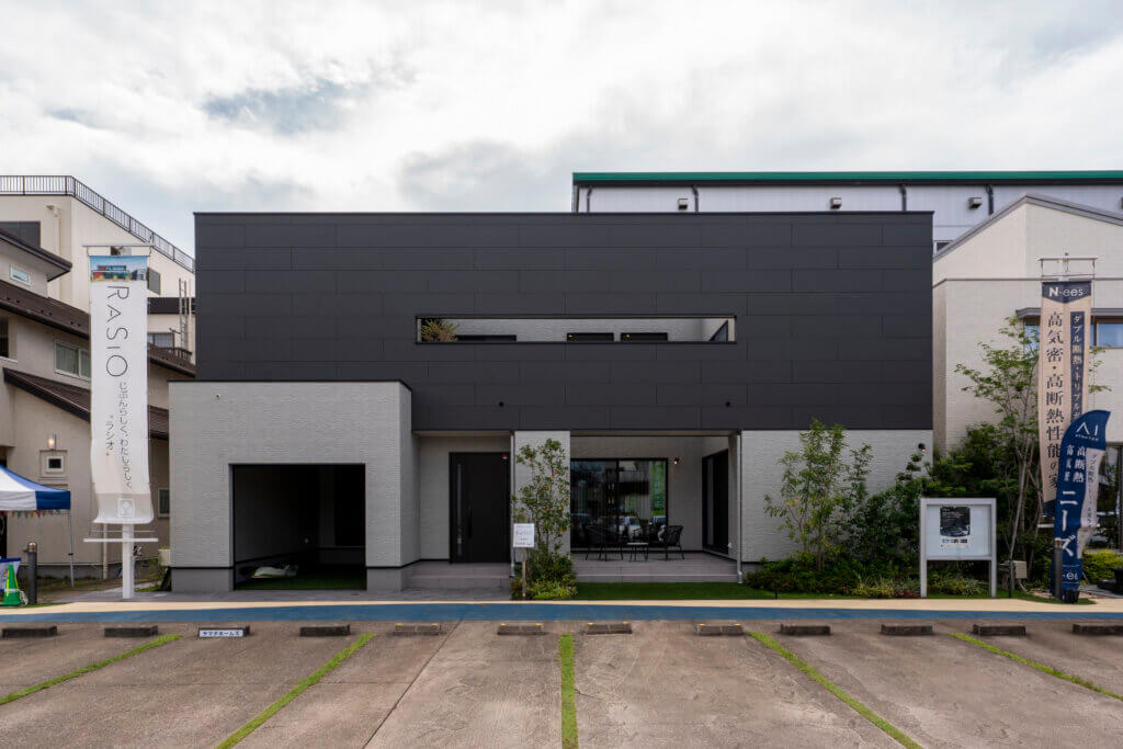 モデルハウス（住宅展示場）の外観、青空