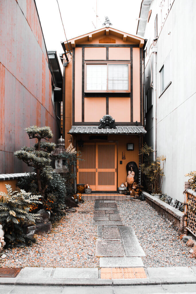 間口が狭く奥行きのある区画に建つ住宅の外観