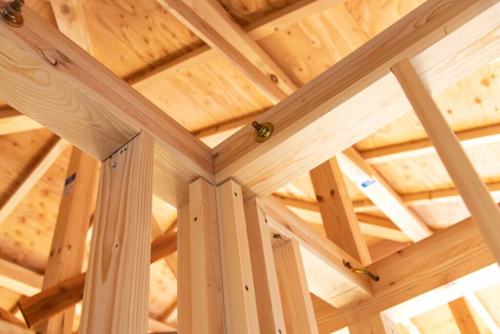 足場が組まれた建築中の木造住宅の全景、屋外・引き
