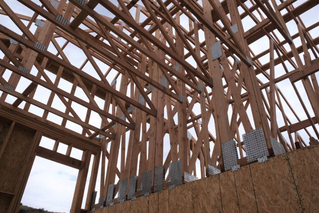 建築中の木造住宅の骨組み、青空、引き