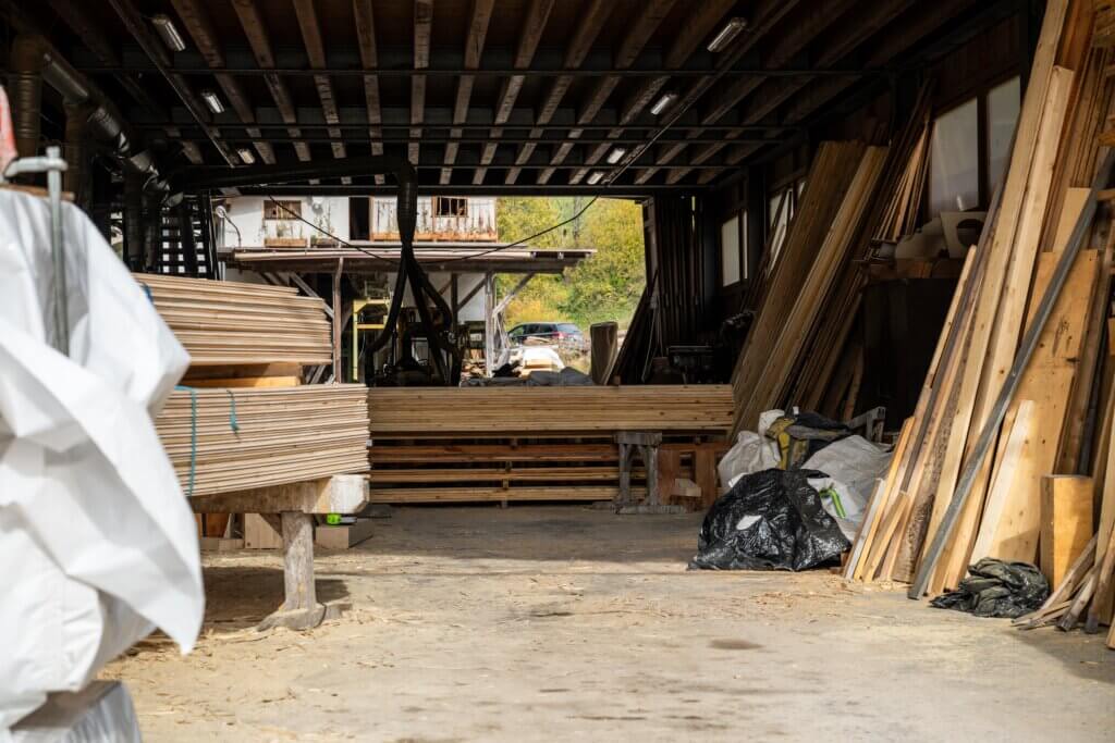 木材が積まれた工務店の作業場、室内