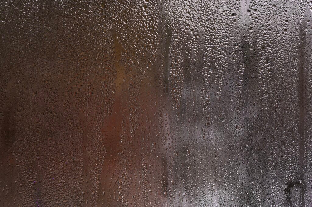冬の窓ガラスの結露、水滴の接写