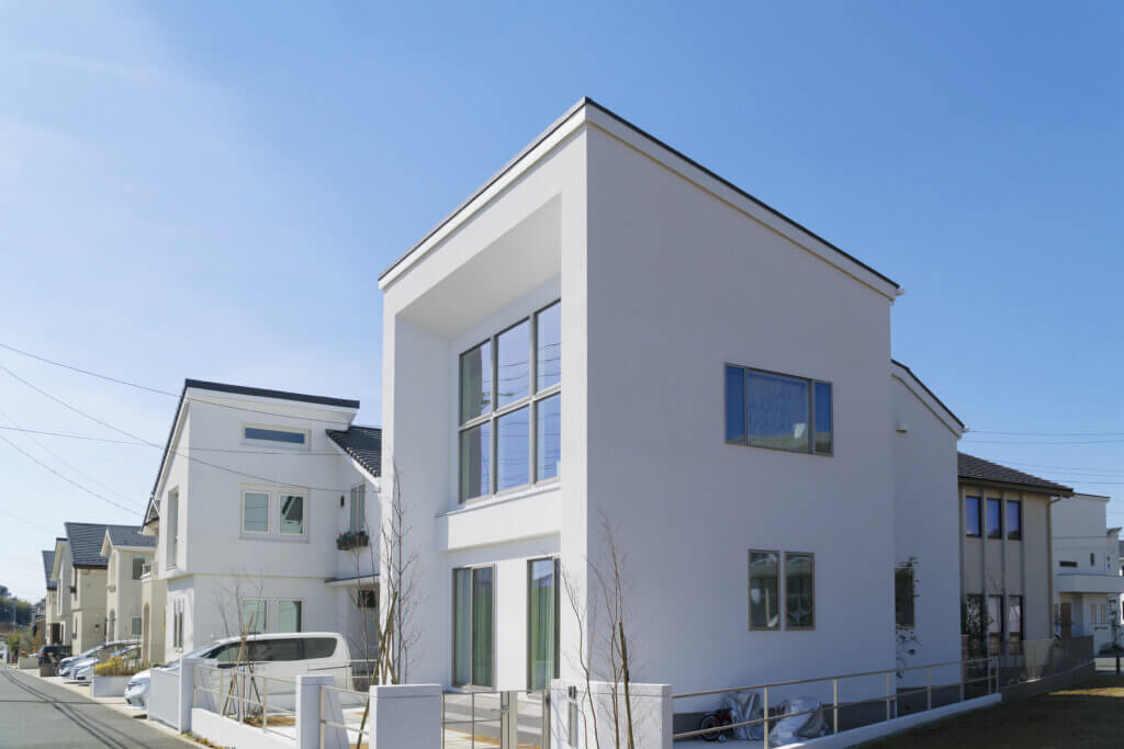 中庭（パティオ）に光が差し込む住宅、屋外