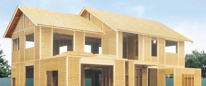 木質接着パネルで壁と床を組み上げた、仕上げ前の建物の構造体