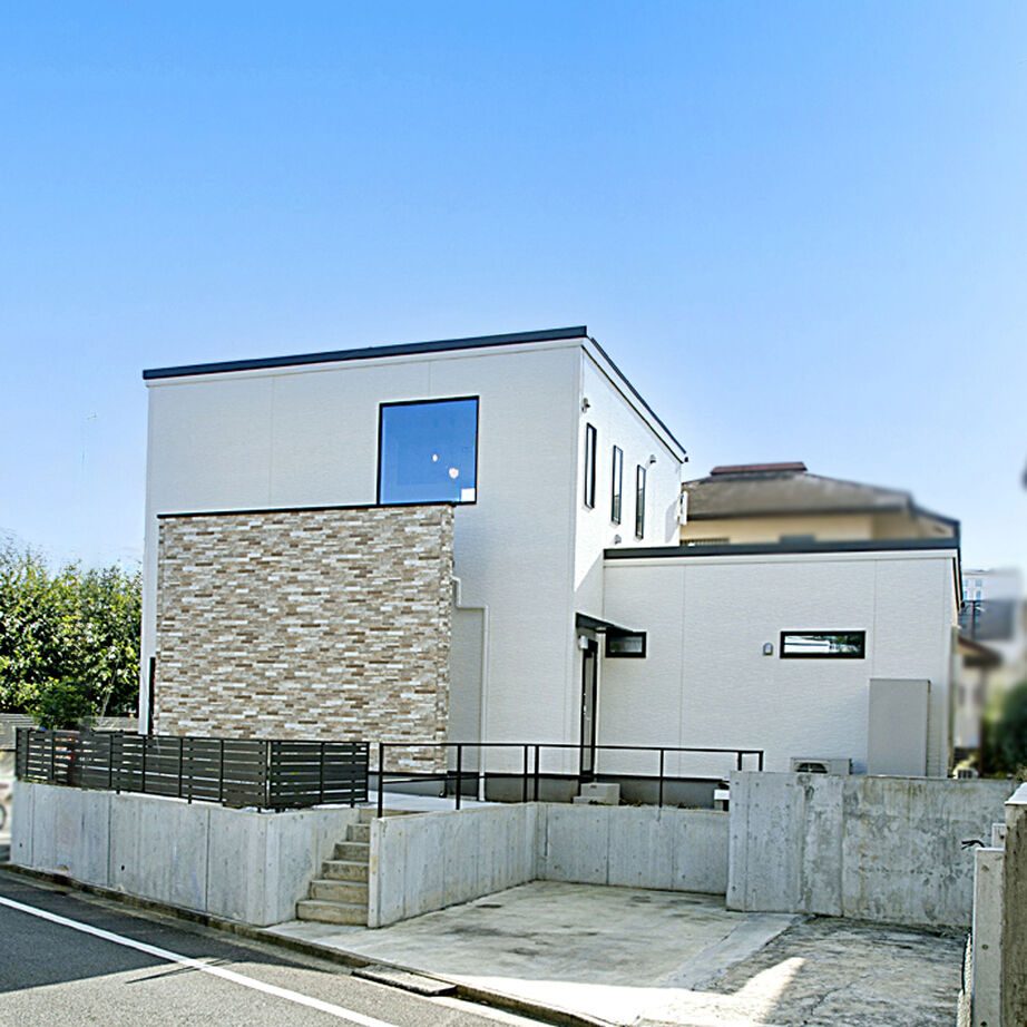 白を基調にした2階建ての外観