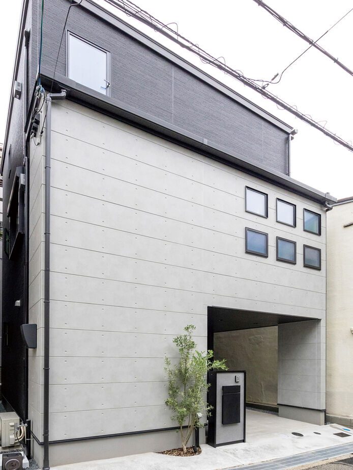 6つの小窓が並ぶ3階建ての外観