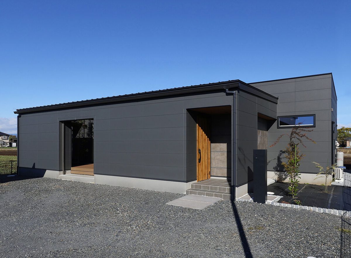 黒い外壁の平屋の外観