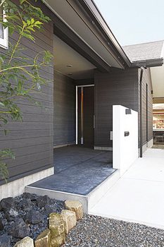 黒と白でまとめた玄関ポーチ