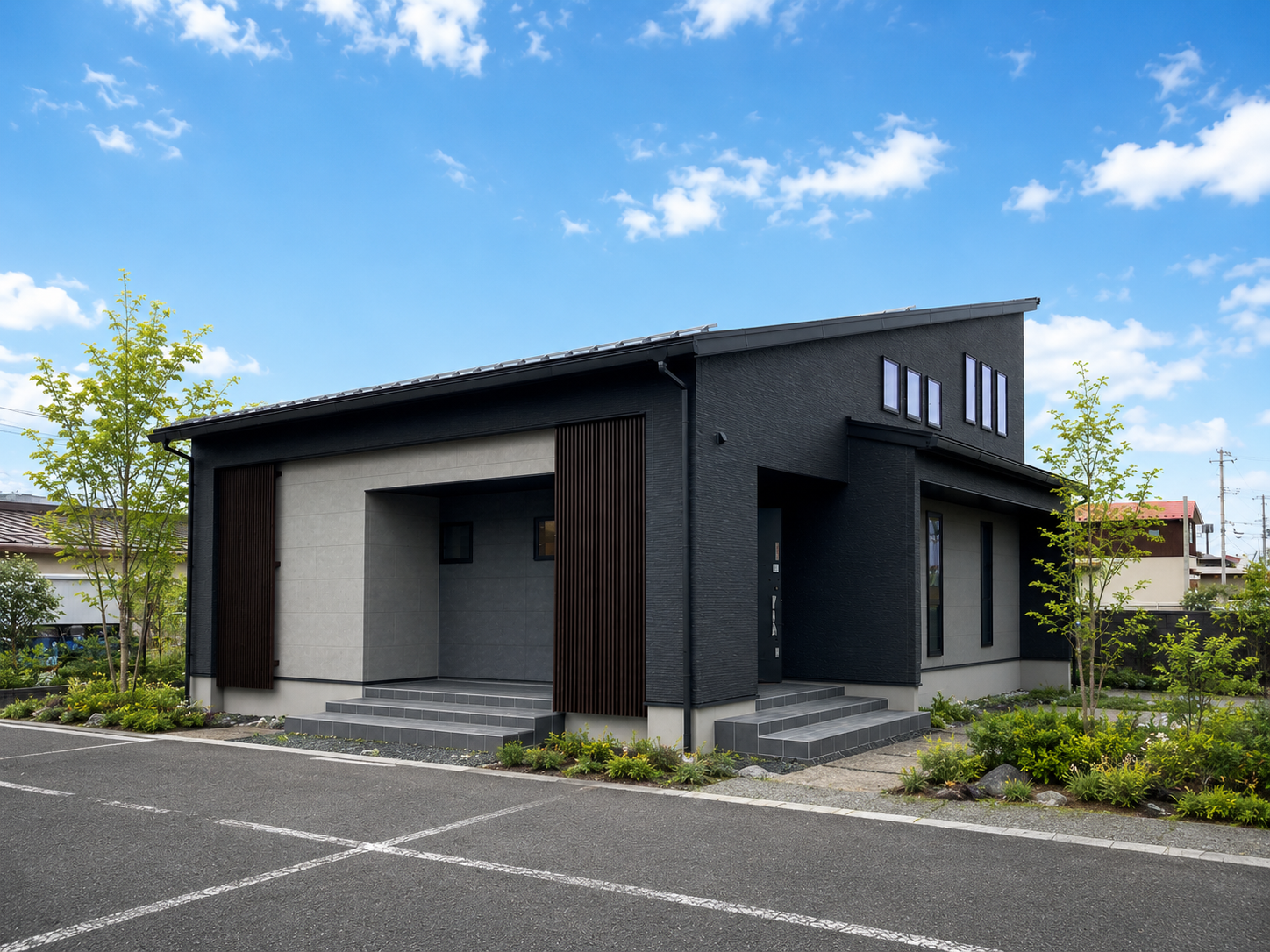 秋田展示場の外観。黒いタイルと木の縦格子