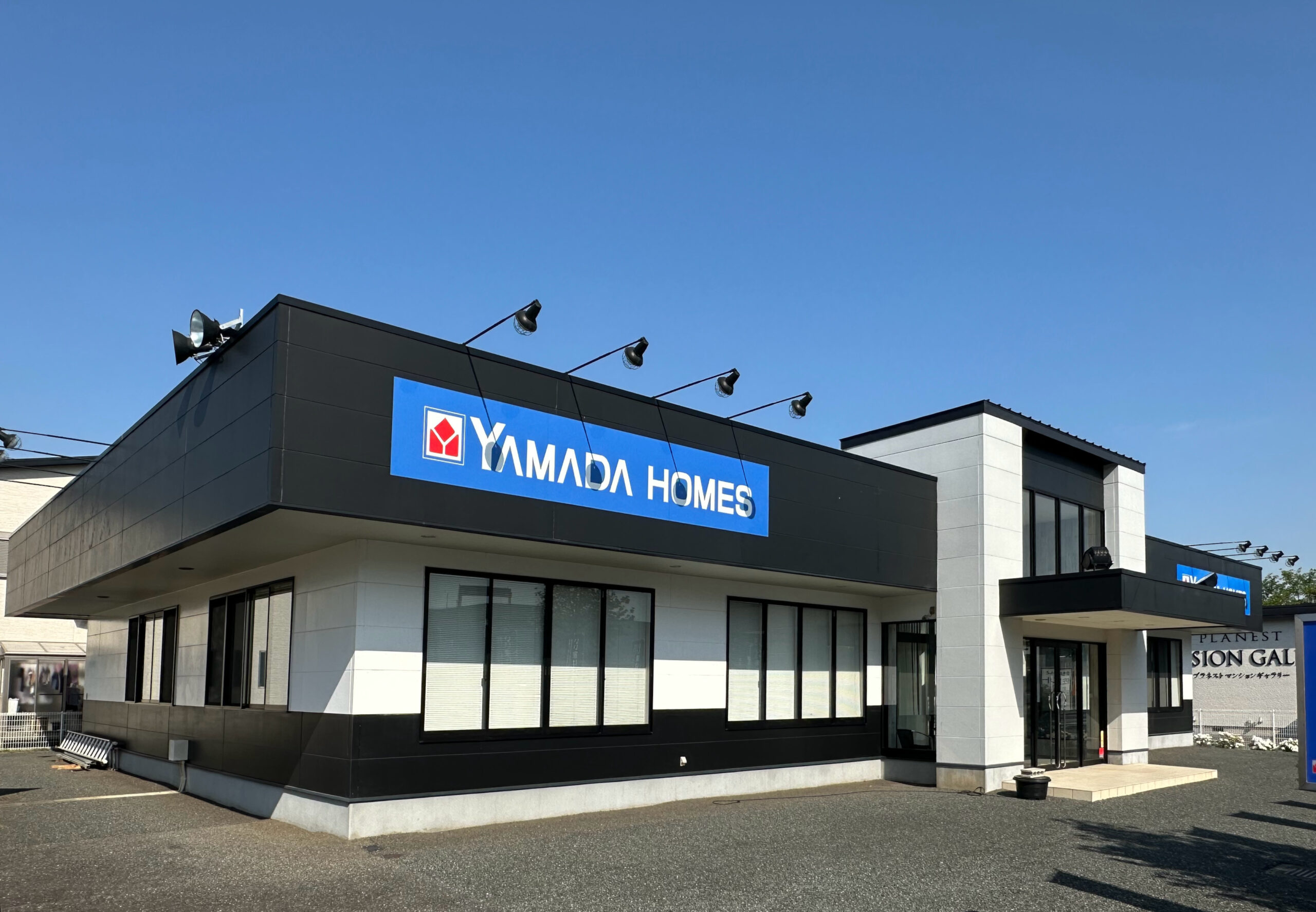 佐賀展示場の建物。看板とガラス張りの正面