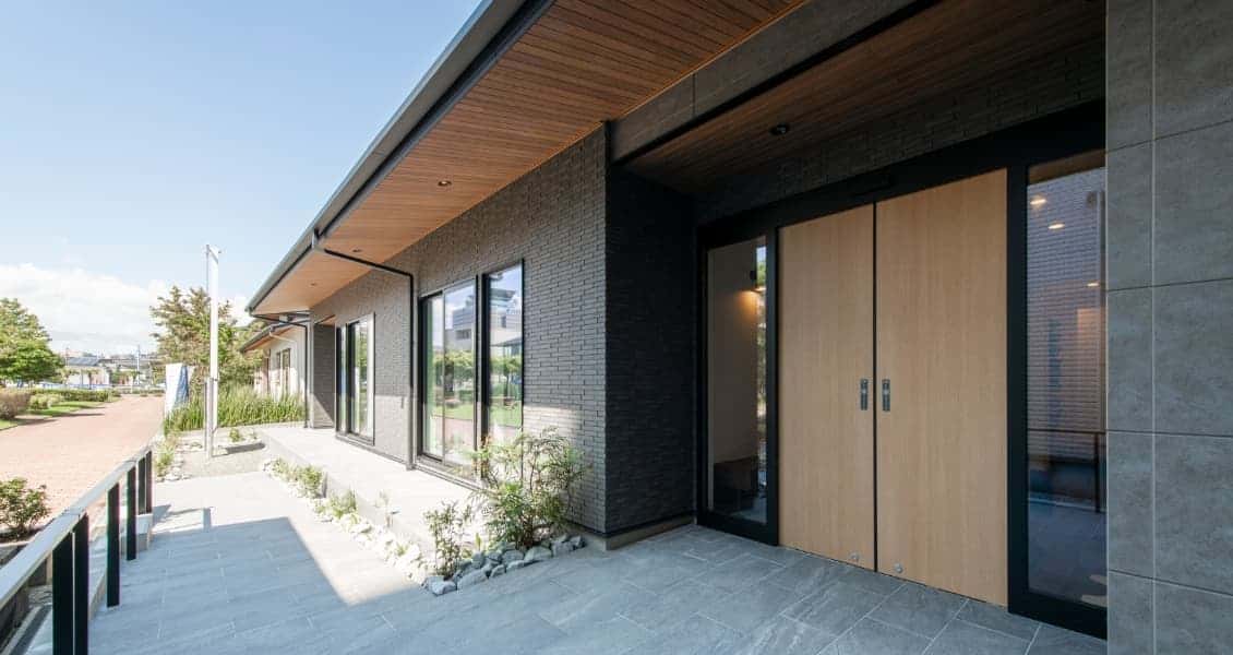 鹿児島展示場のアプローチ。木の天井と軒下の通り道