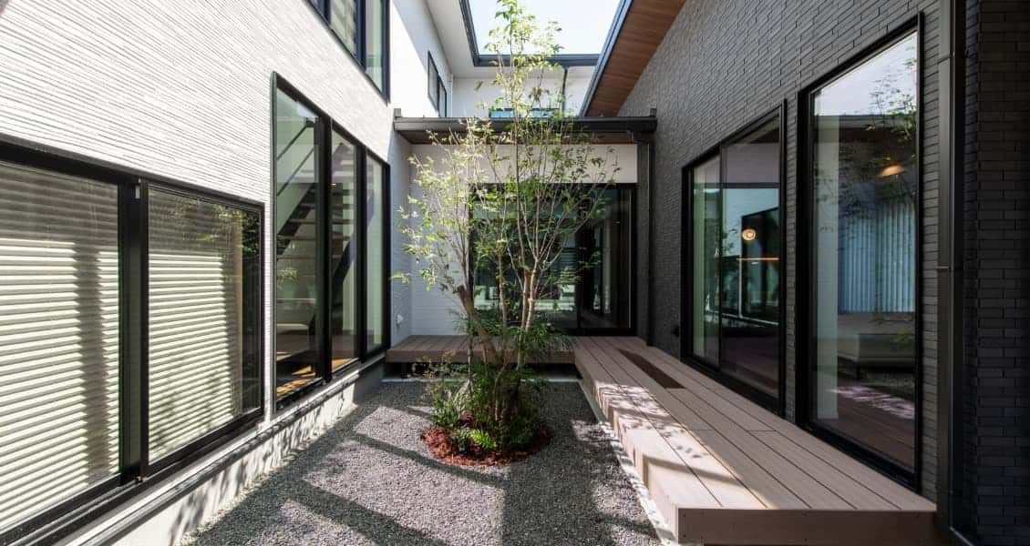 鹿児島展示場の中庭。ウッドデッキのベンチと植栽