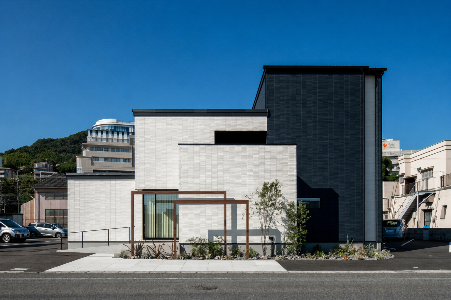 広島展示場の外観。白いタイルと黒いタイルを組み合わせた建物